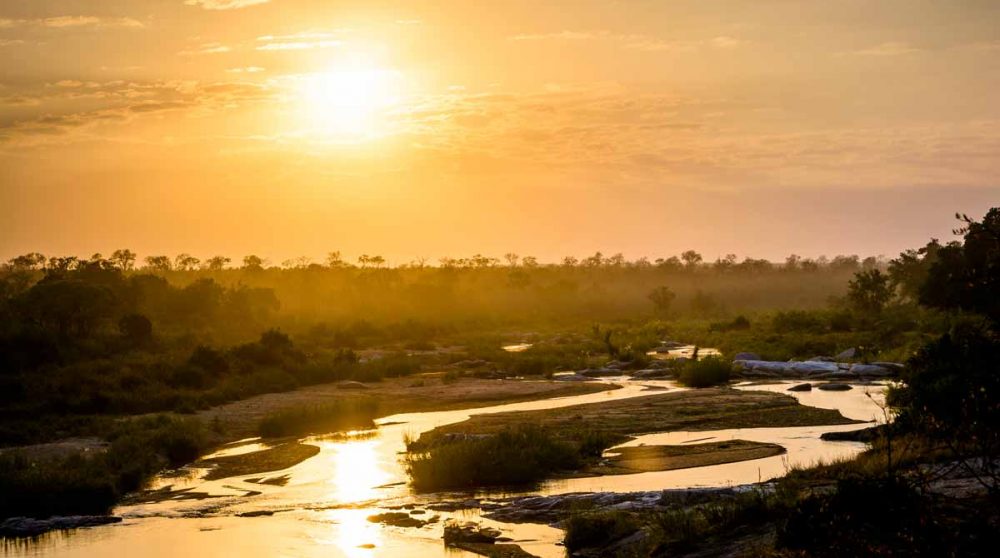 Le coucher de soleil sur la rivière en Afrique du Sud