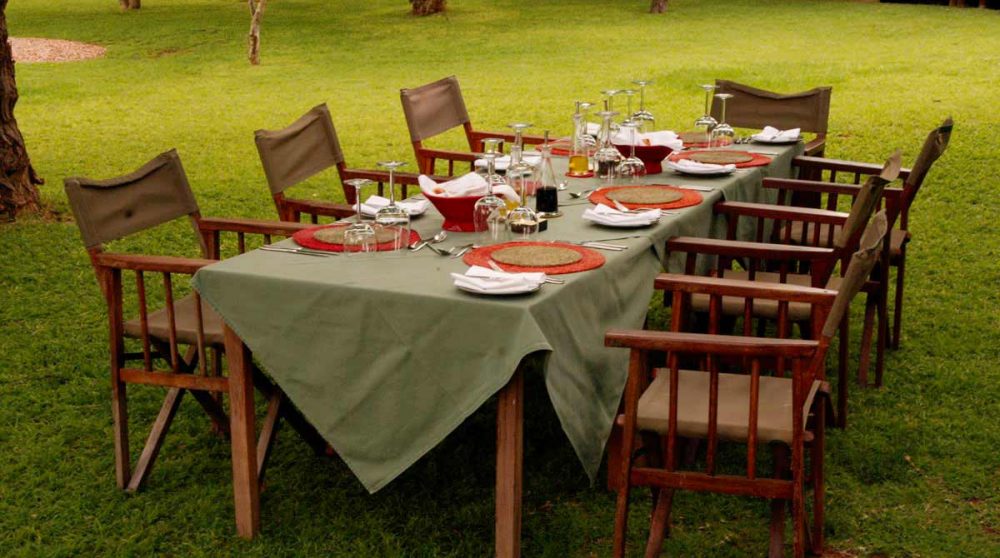 Une table dans le jardin