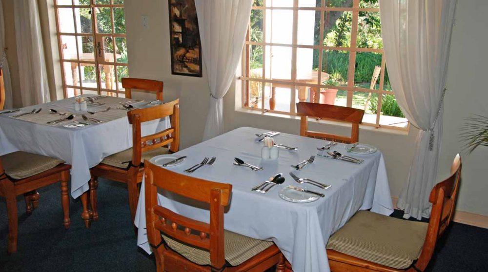 Vue sur le jardin depuis le restaurant