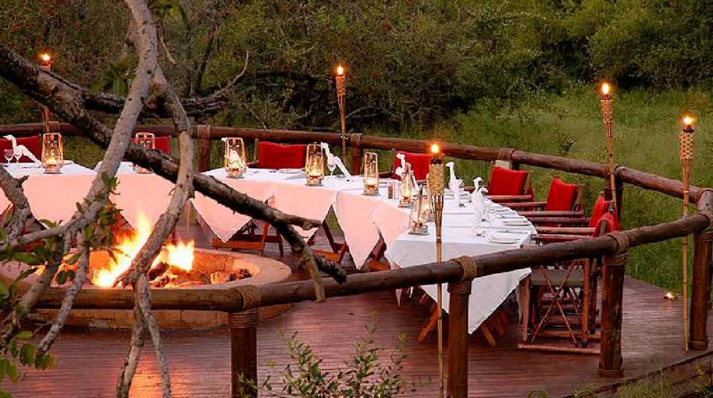 Tables sur la terrasse le soir