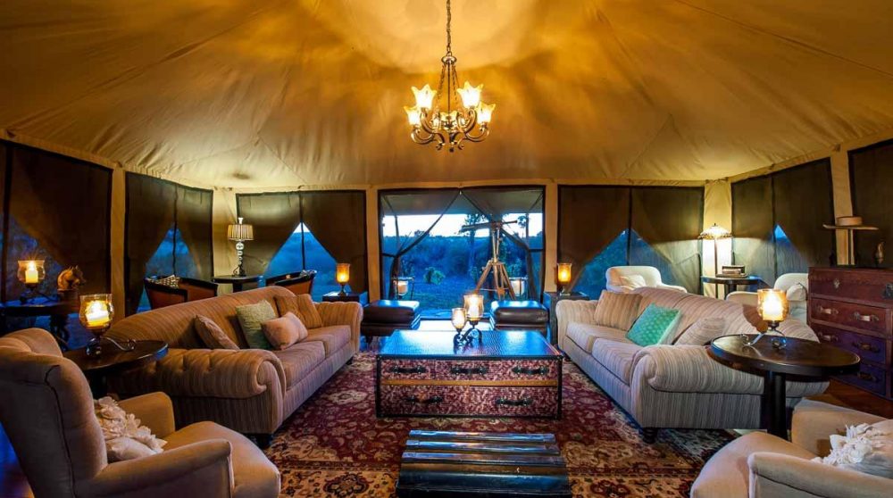 Le salon le soir dans le Masai Mara