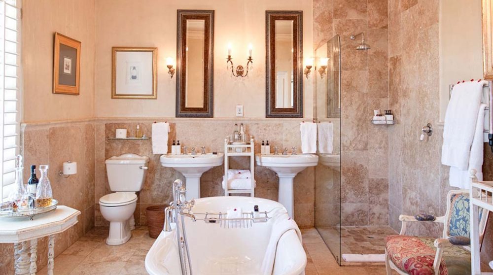 Vue sur la baignoire et la douche