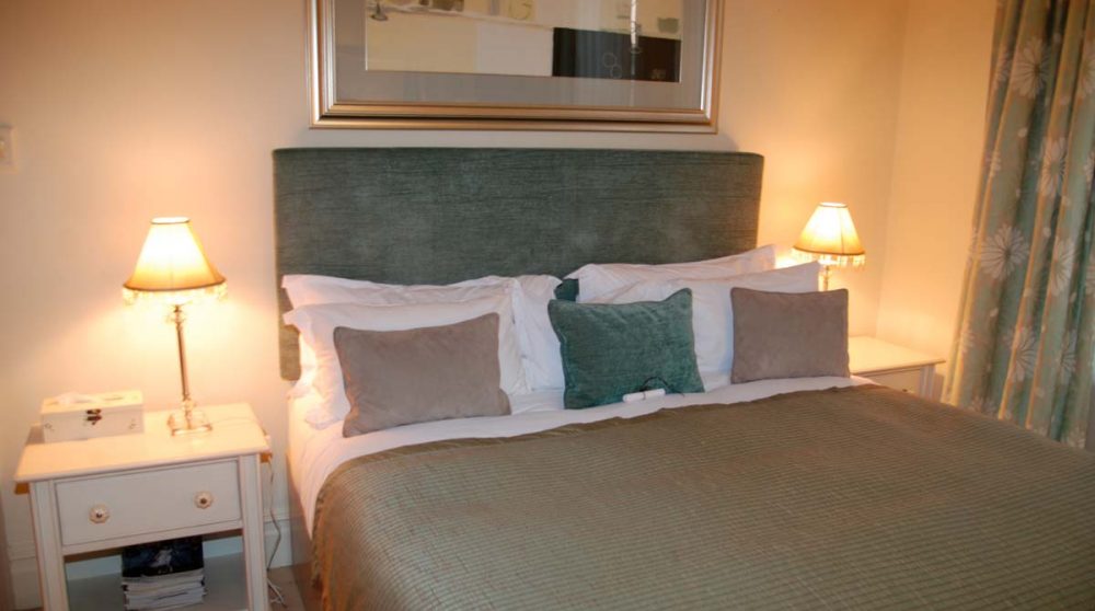 Le lit dans une chambre