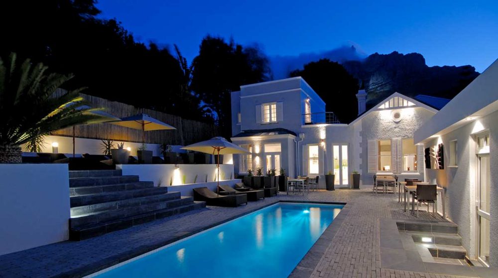 Vue nocturne de l'hôtel