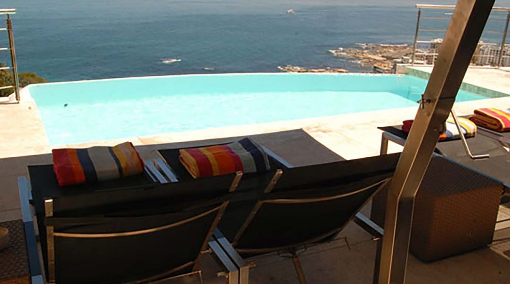 Chaises longues en bord de piscine