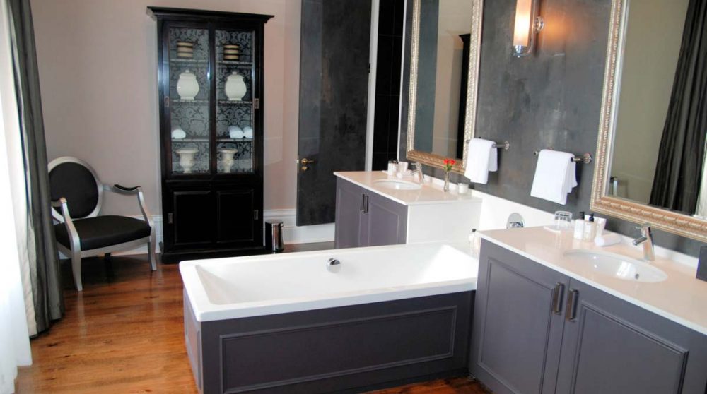 Vue d'ensemble d'une salle de bains