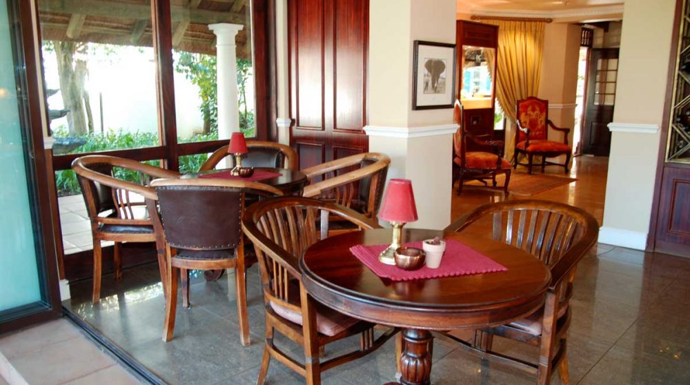 Des tables au bar de l'hôtel