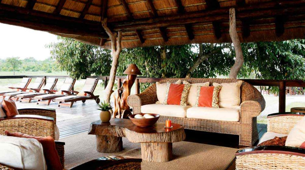 Canapé et fauteuils près de la piscine