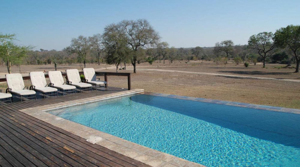 Chaises longues au bord de la piscine