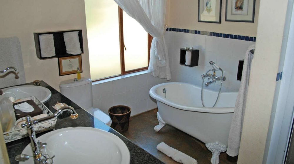 Baignoire dans une salle de bains