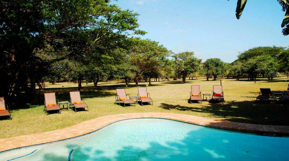 Chaise longues au bord de la piscine