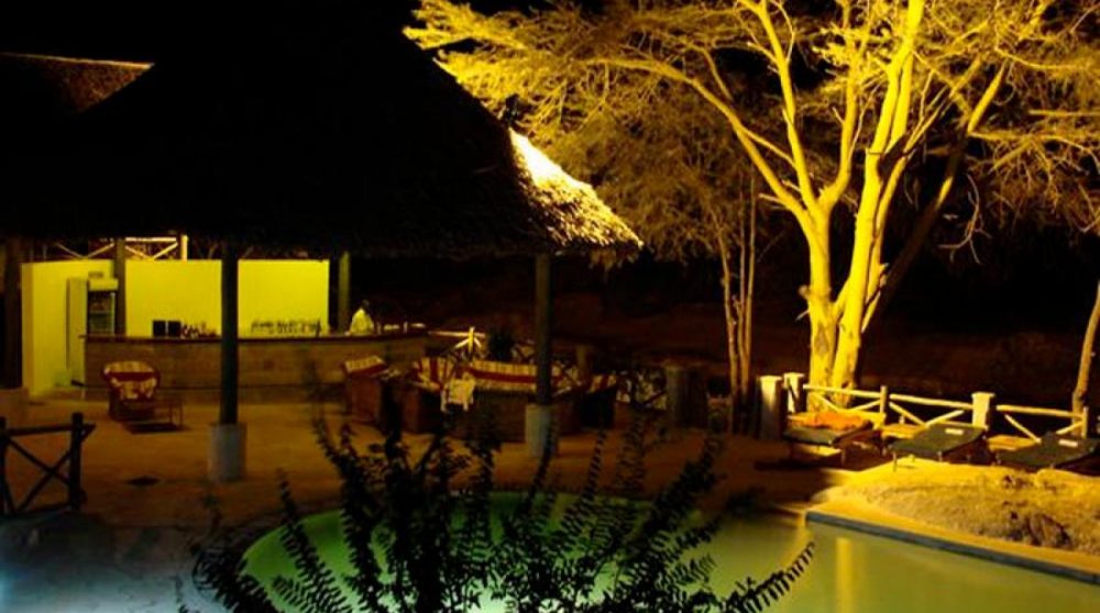 Vue nocturne de la piscine