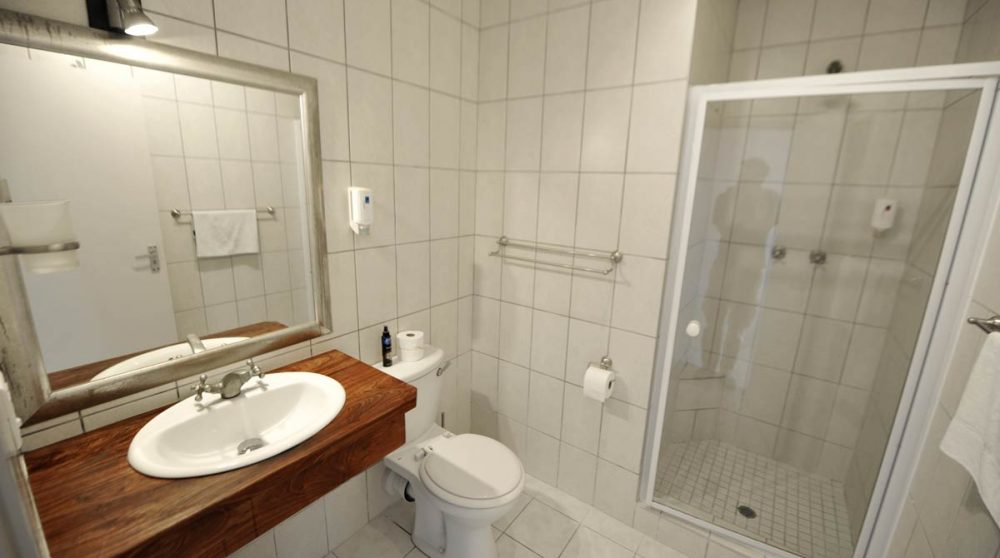 Salle de bains avec douche