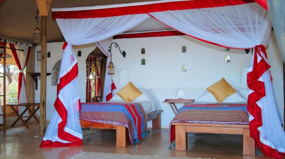 Une tente avec deux lits