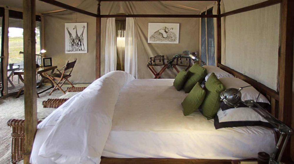 Le lit double d'une tente