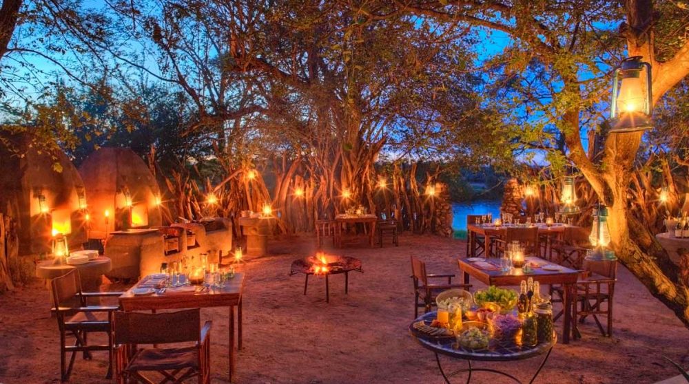 Le boma de nuit en Tanzanie