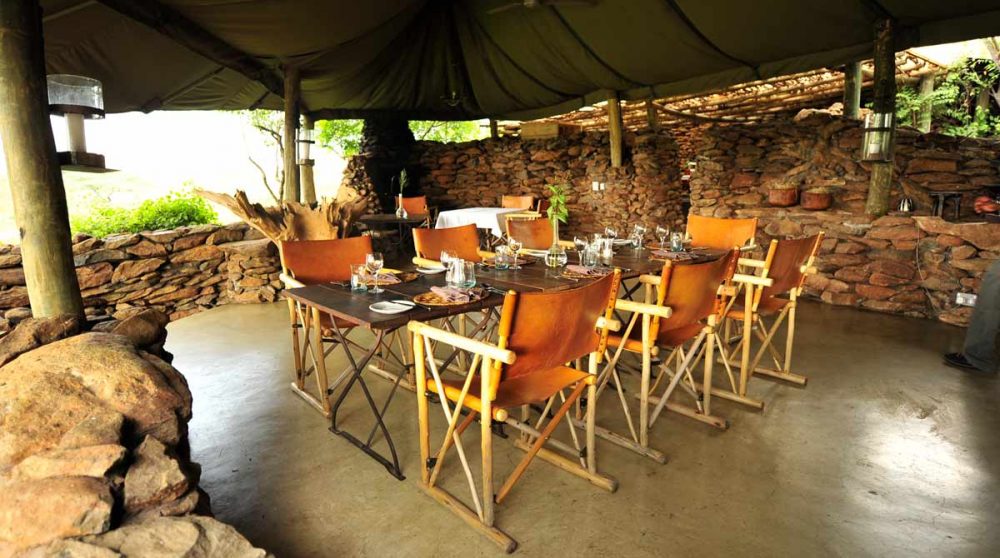 Une table pour déjeuner