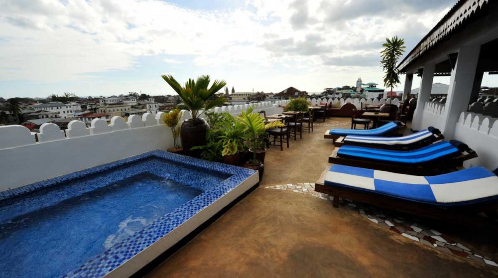 La piscine avec les chaises longues