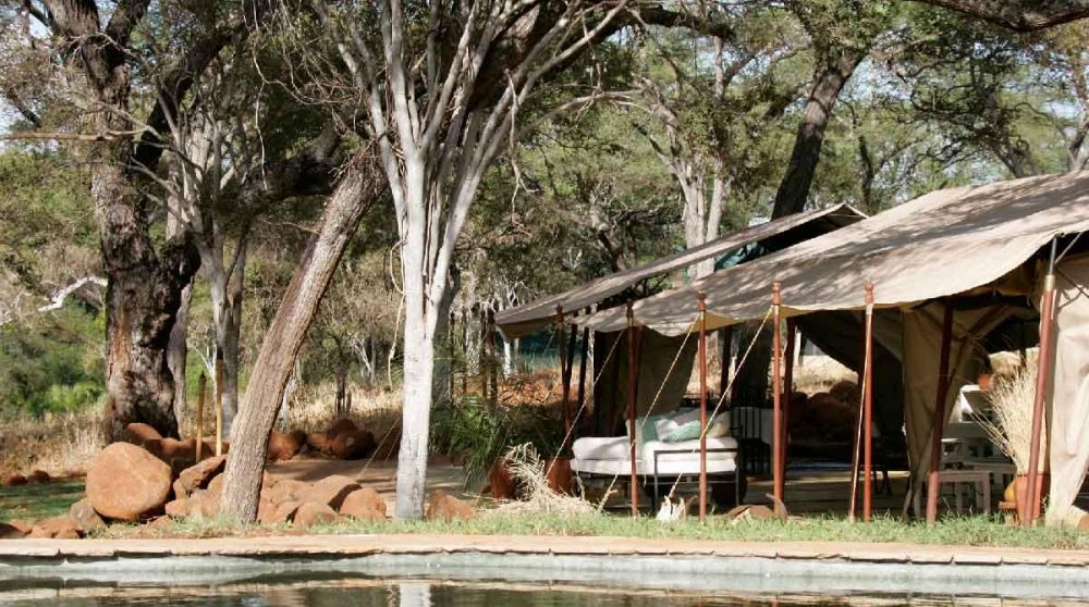 Espace détente près de la piscine