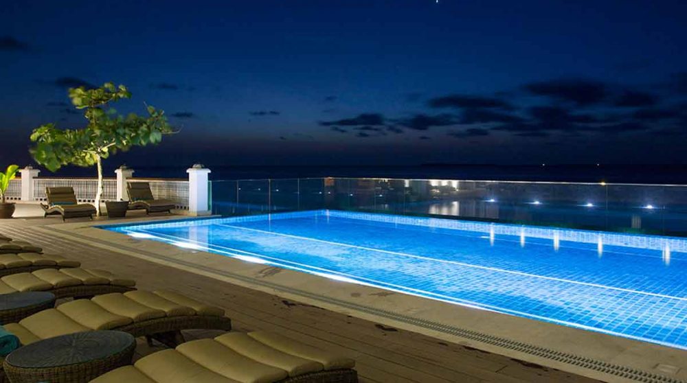 La piscine à la tombée de la nuit