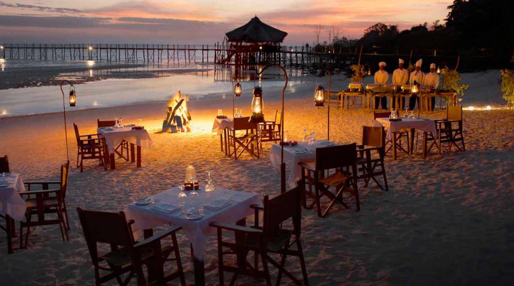 Dîner les pieds dans le sable à Zanzibar