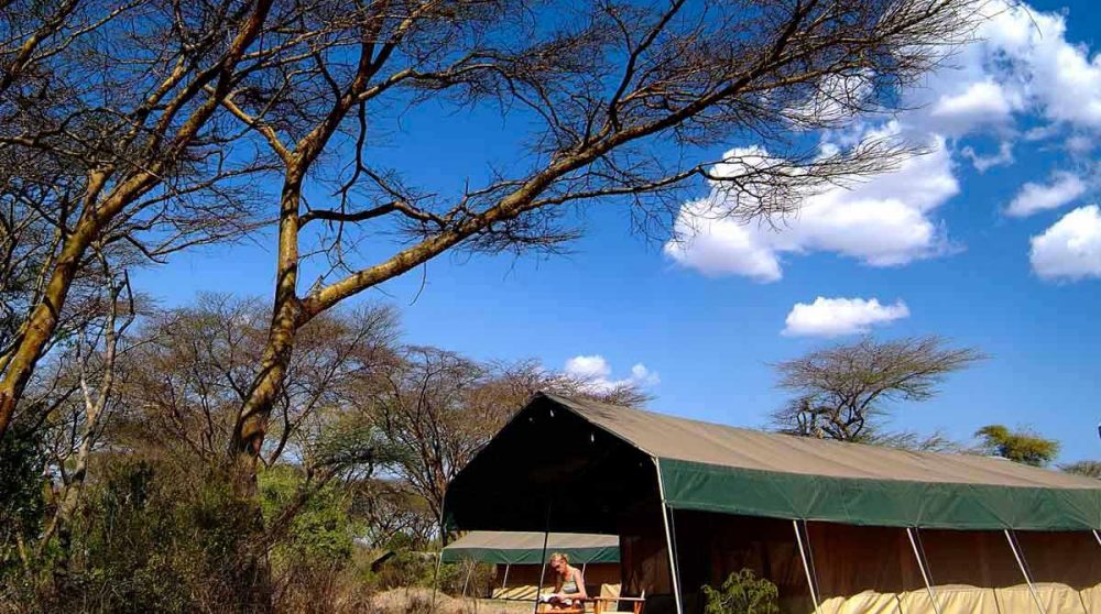Bain de soleil devant la tente au Kenya