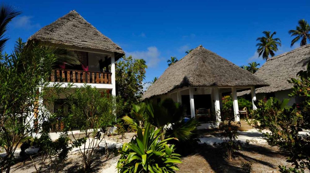Extérieur des chambres de l'hôtel en Tanzanie