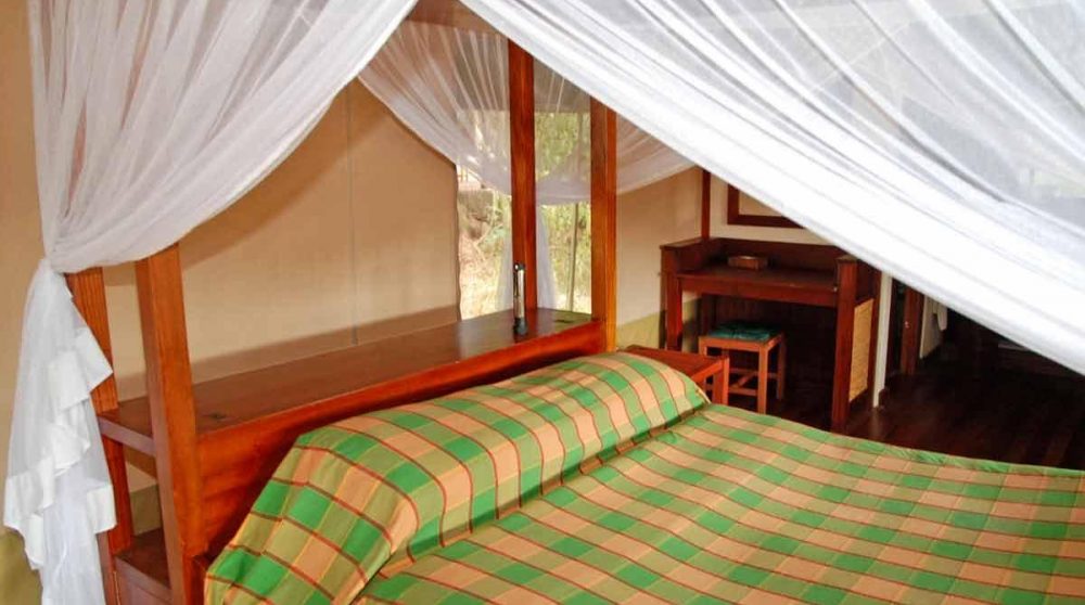 Lit dans une tente dans le Masai Mara