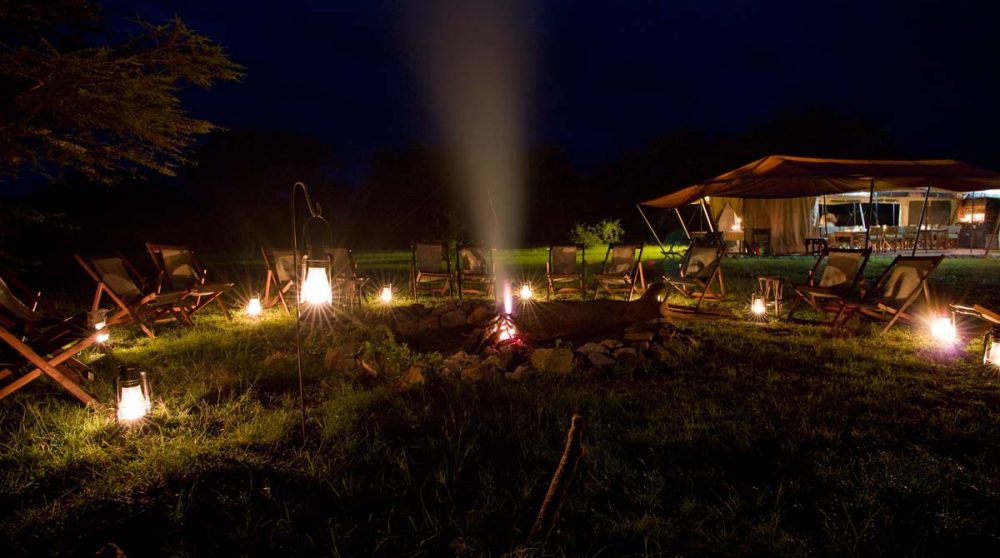 Nuit au camp dans le parc du Serengeti