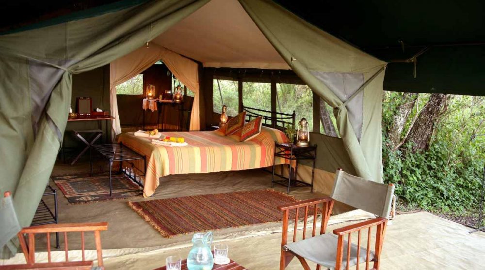 Terrasse et lit d'une tente dans le Masai Mara