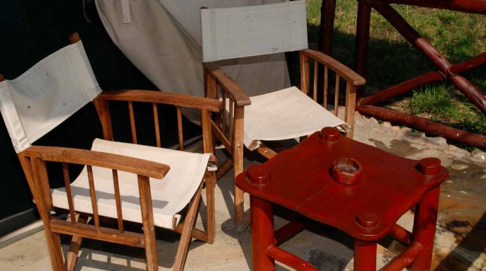 Fauteuils devant une tente en Tanzanie