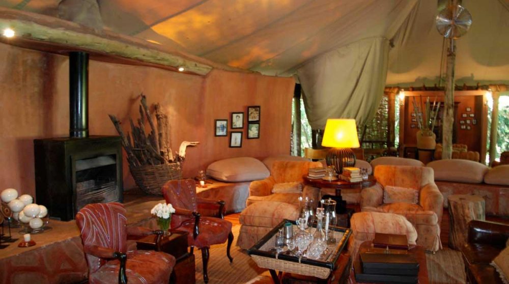 Le salon avec la cheminée