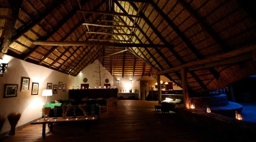 Vue nocturne de l'hôtel dans le parc du Serengeti