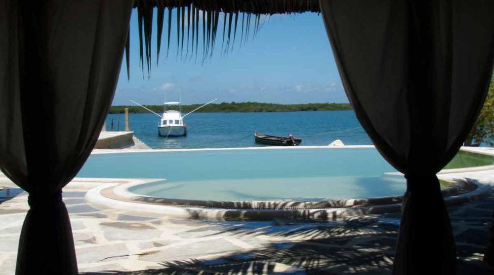 La piscine avec l'océan sur l'île de Lamu