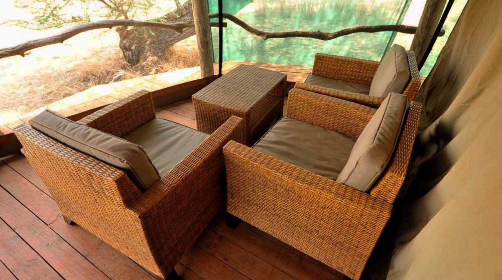 Fauteuils devant une tente en Tanzanie