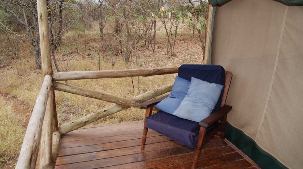 Fauteuil sur une terrasse au Lac Manyara