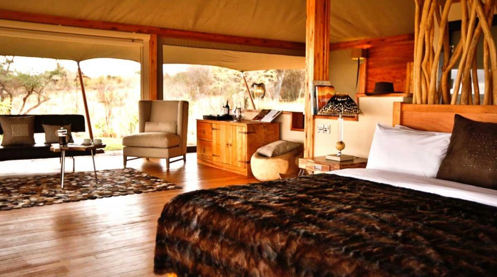 Le lit et le coin salon