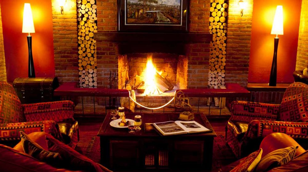 Feu dans la cheminée le soir à Arusha