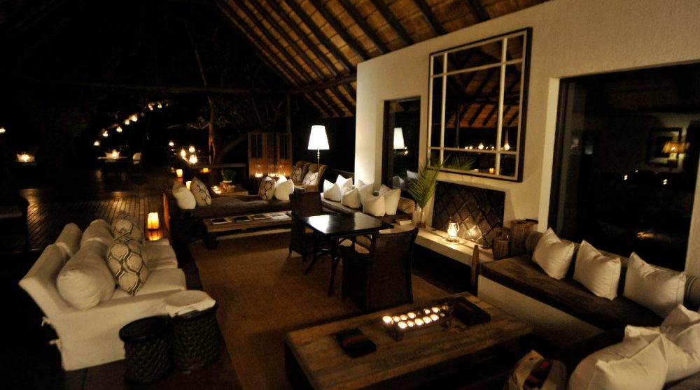 Vue nocturne du salon en Afrique du Sud