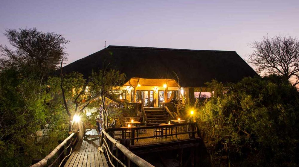 Le salon vu de nuit près du parc Kruger