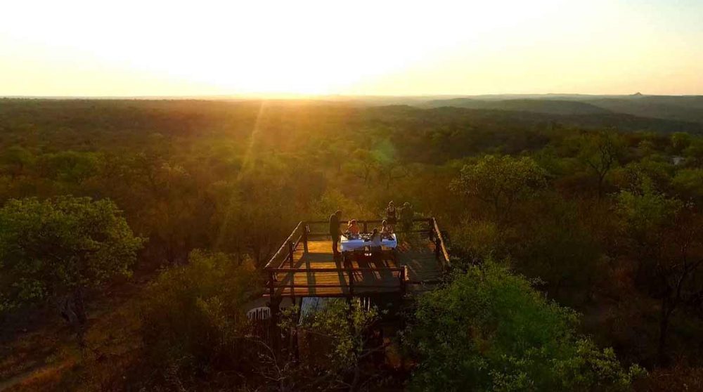 Coucher de soleil sur une plateforme surélevée