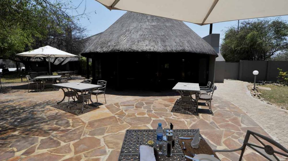 Autre vue de la terrasse extérieure à Etosha