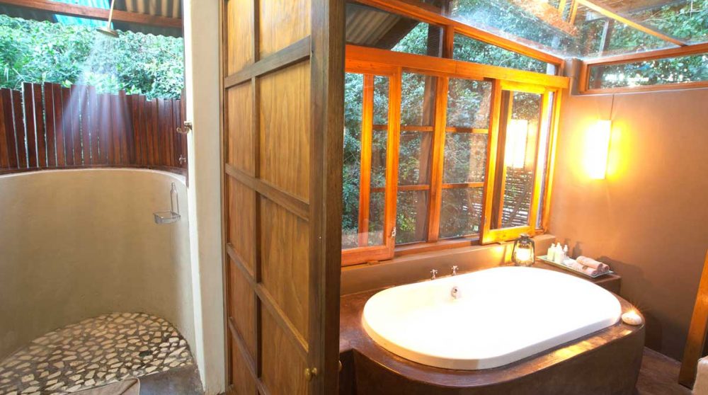 La baignoire et la douche extérieure