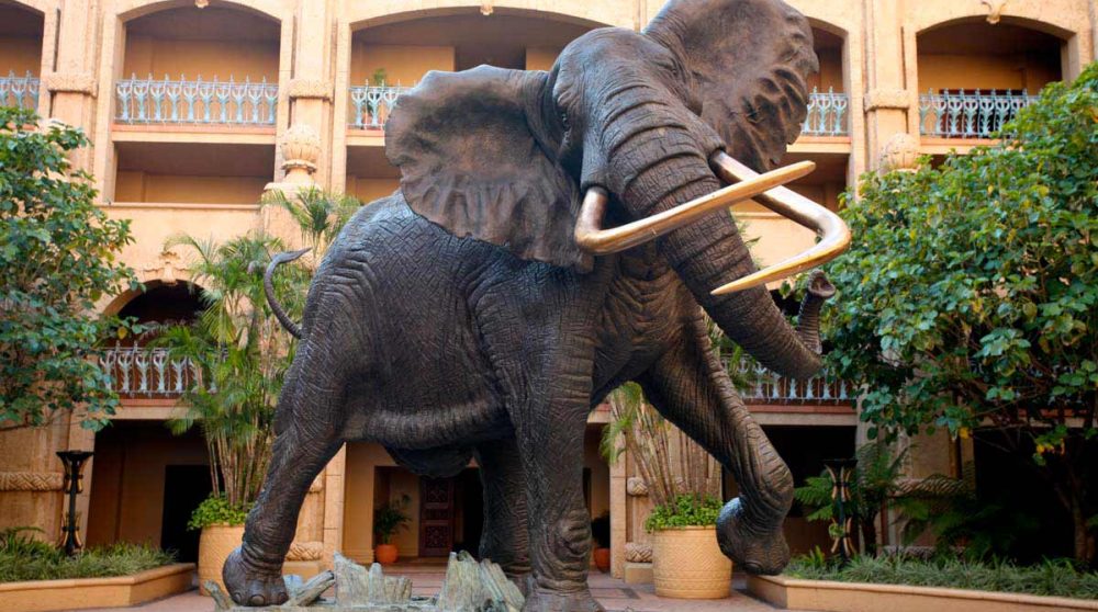 Eléphant géant dans le hall à Sun City