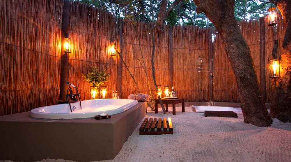 La baignoire et la douche extérieures