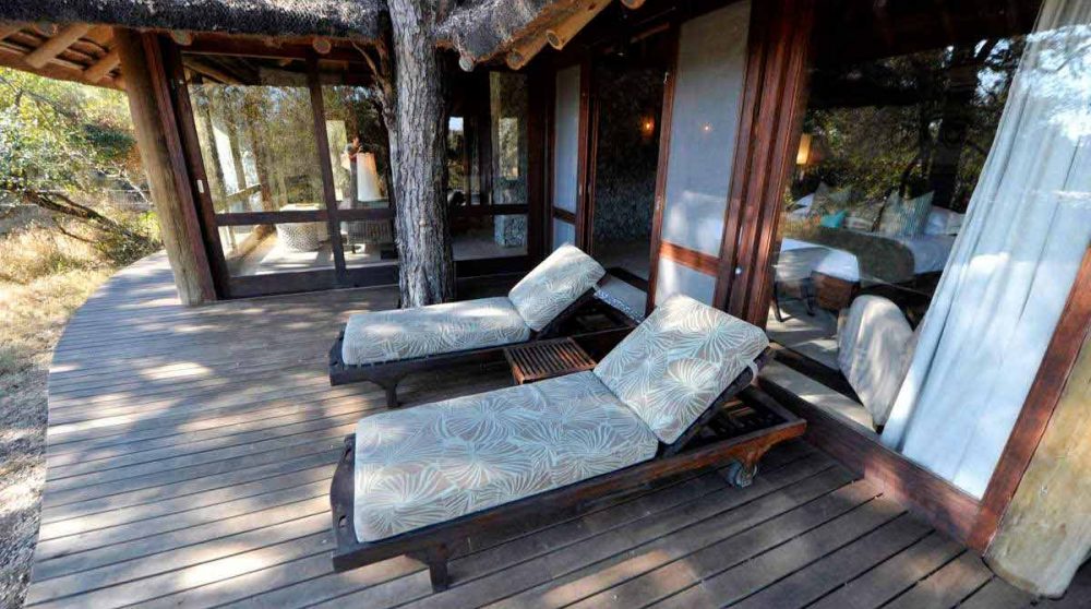 Chaises longues sur la terrasse à Sabi Sand