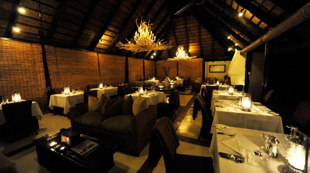 Vue nocturne du restaurant à Sabi Sand