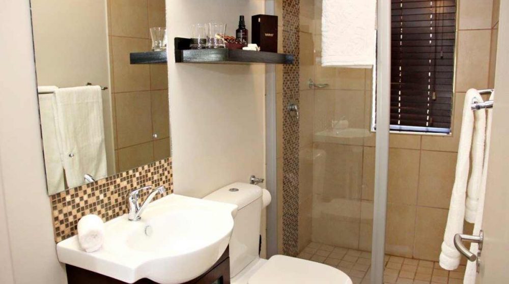 La salle de bains avec la douche