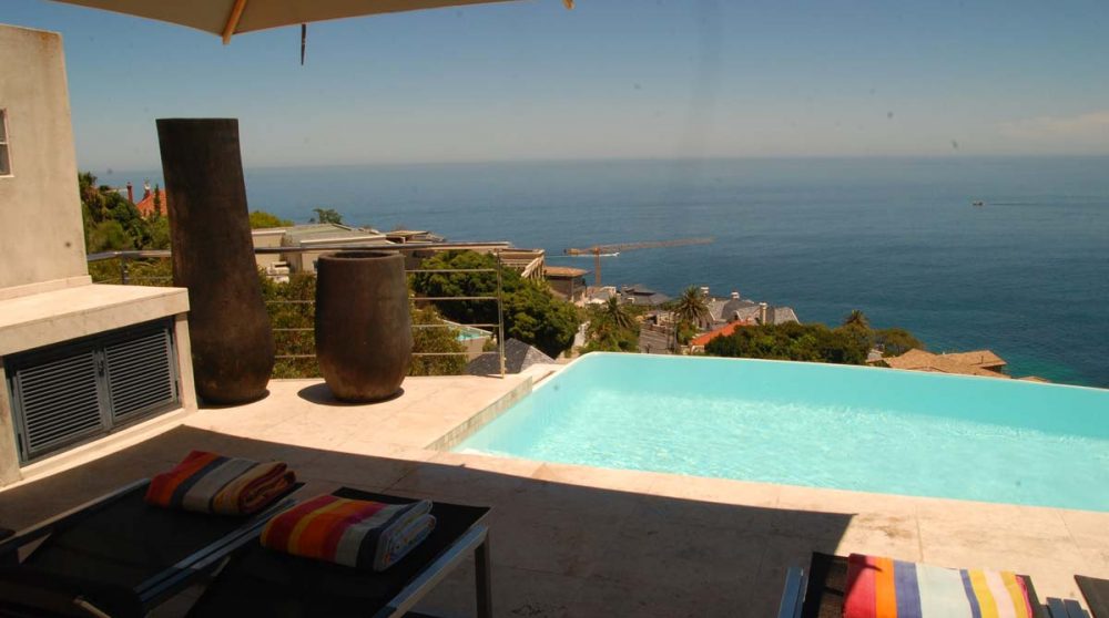 Vue sur la piscine au Cap