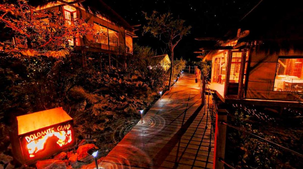 Une allée du camp éclairée à Etosha